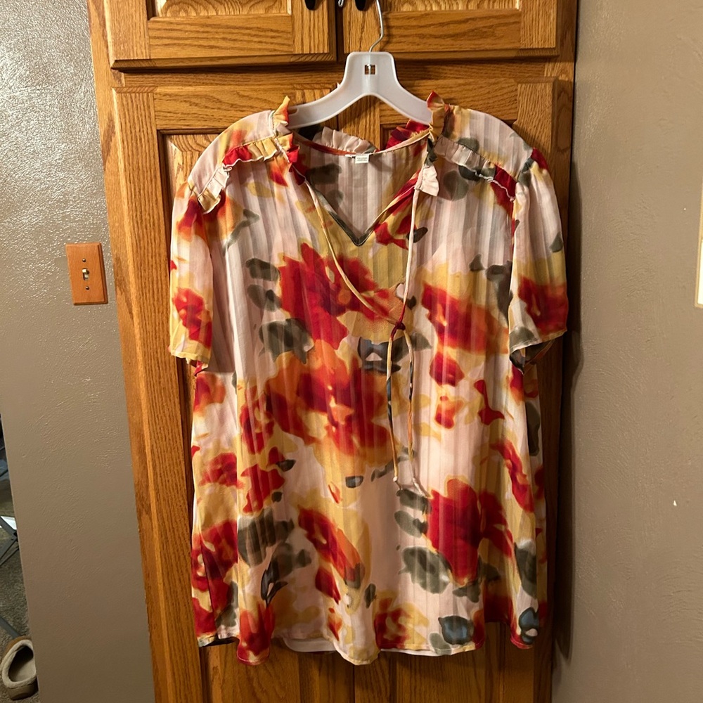 Cato Sz 14/16W short sleeve floral blouse with sewn in tank. Peach, olive & burg